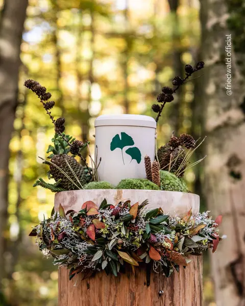 FriedWald-Urne mit Blumenschmuck